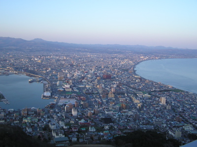 明るい時間帯は建物や遠くの山もよく見渡せる。