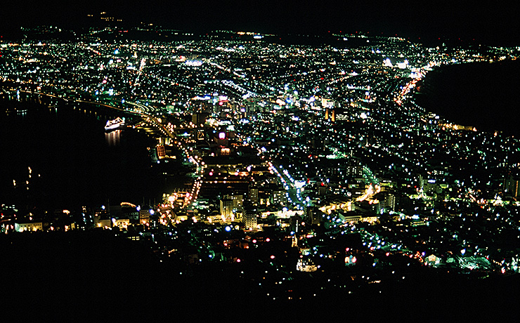 宝石箱のような函館の夜景。港には大きな船が。