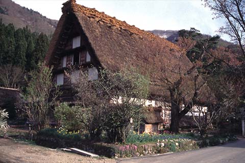 そろそろ日差しが傾いてきたようだ。春の光が暖かく民家の屋根に差している。