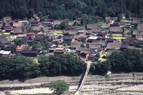 ひょうたんがたくさん下げられた、民宿「ふるさと」の看板。風情がある。