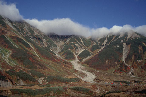 山頂に着いた頃、大雨で撮影どころではなく、諦めて帰ろうと思っていたら見る見るうちに晴れてきた。山の天候は味方をしてくれたようだ
1996.10.26