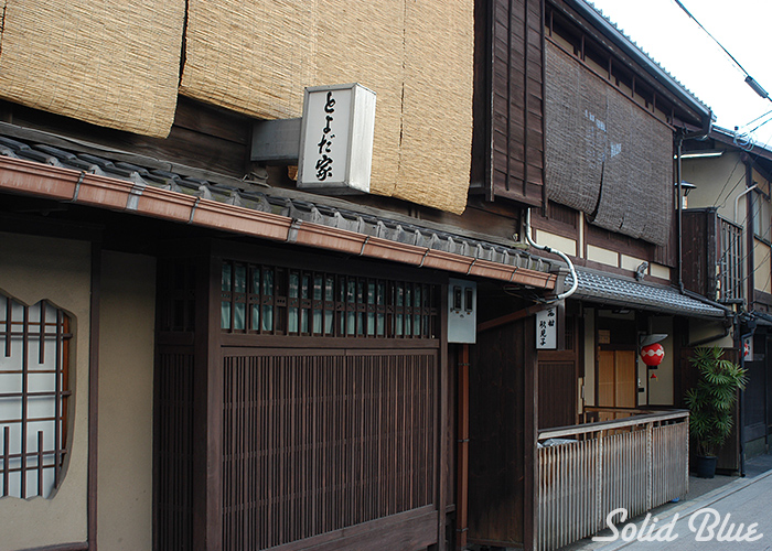 京都のお茶屋さんが並ぶ通り