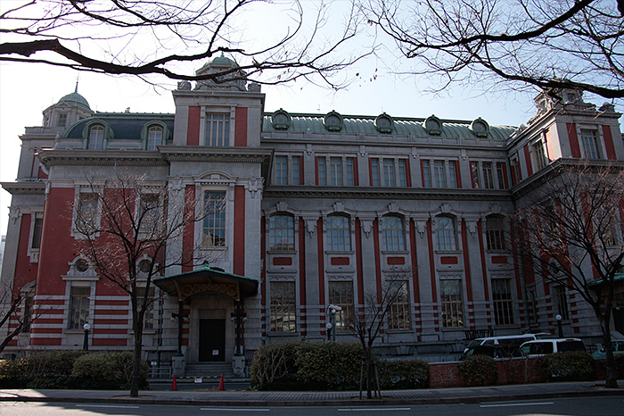 裏口側から。中央公会堂の地下にはレトロな建物の雰囲気を楽しめるレストランがある。