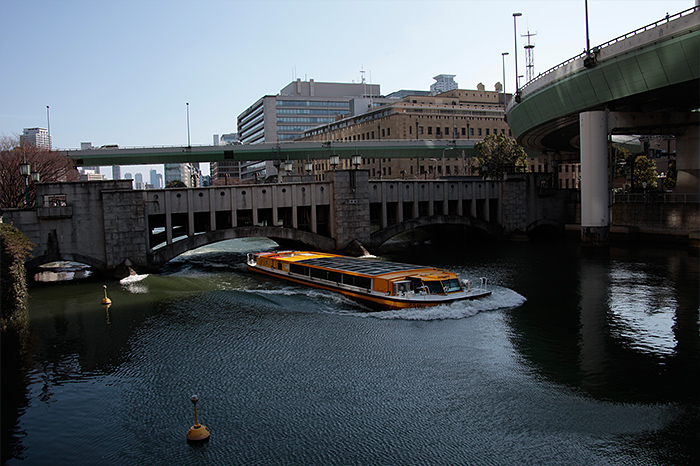 肥後橋から見た風景。ちょうど水上バスが通っていった。